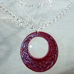 Pendentif en cuir rouge motif celte